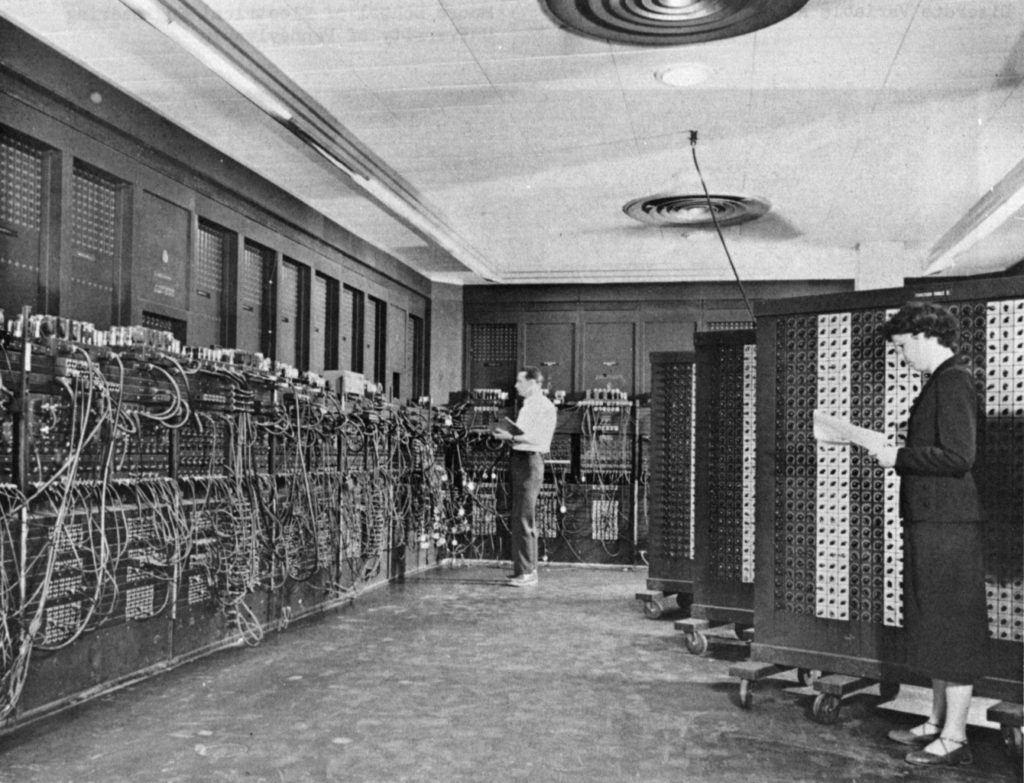 ENIAC premier ordinateur, un technicien fait des réglages. 